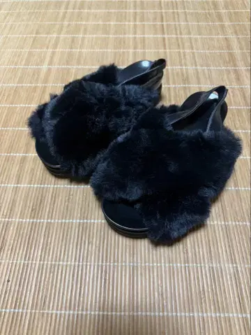 블랙 퍼 샌들