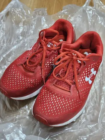 언더아머 러닝화 빨간색 27cm