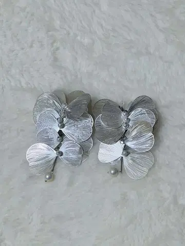 화이트 실버 깃털 나비 귀걸이 (실버/화이트)