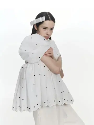 비비 EMILY 플라워 블라우스