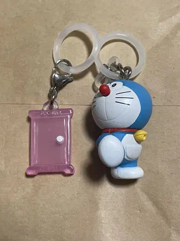 도라에몽과 핑크색 문 캡슐 토이
