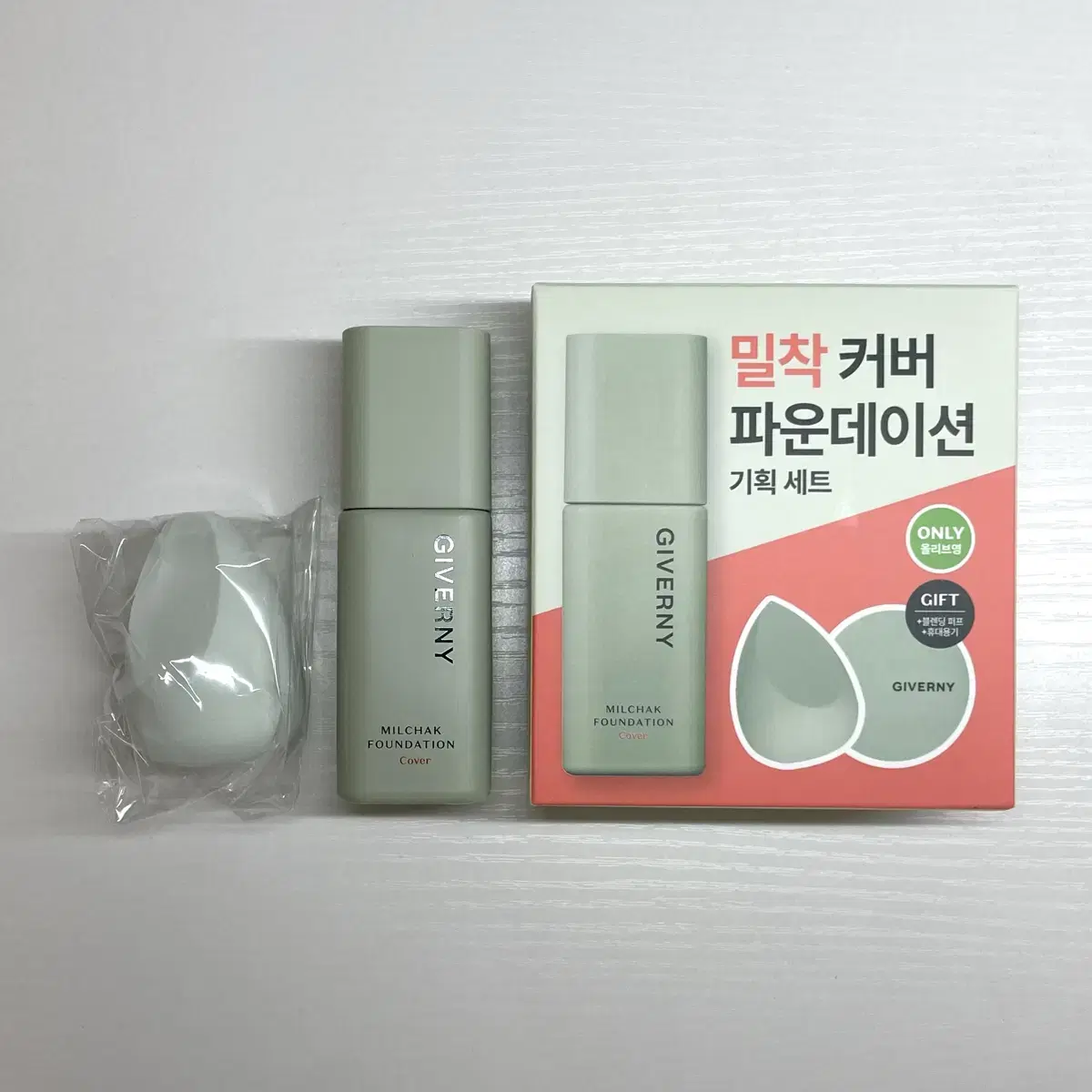 Giverny Close Cover Foundation 17 Porcelain + Puff Gift