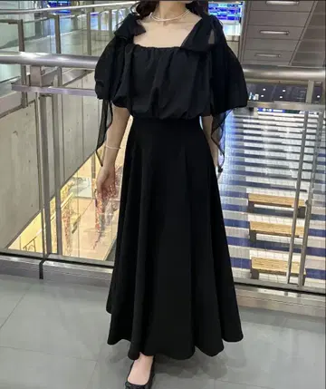JUNOAH 볼륨 오프 숄더 튤 리본 플레어 원피스