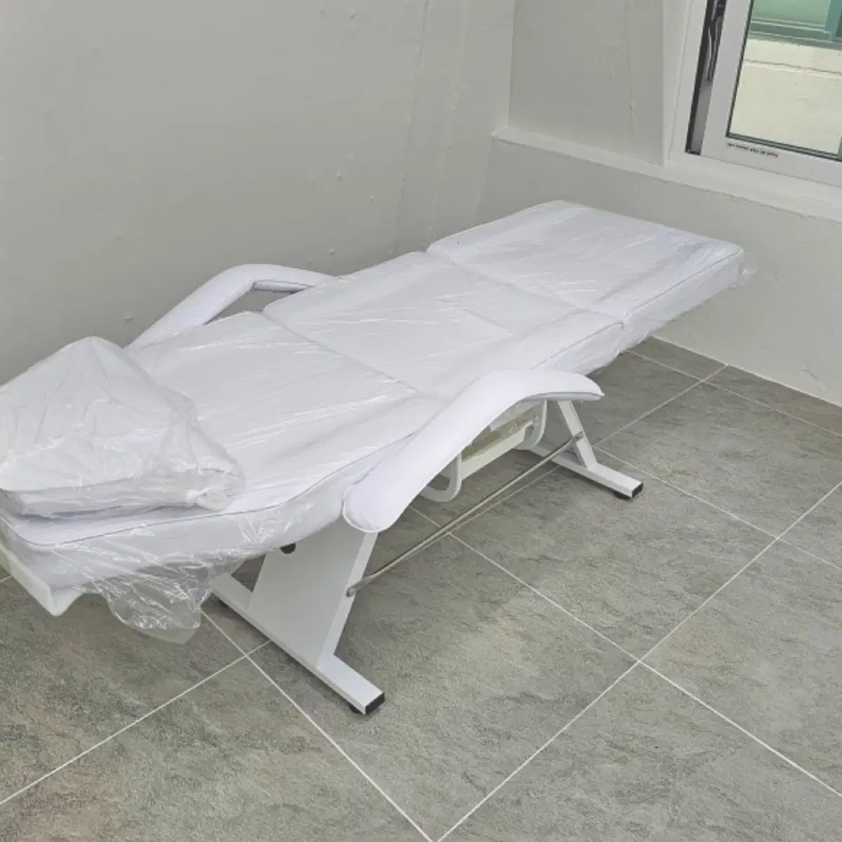 Selling a brand new 3-section beauty bed immediately after receiving it!