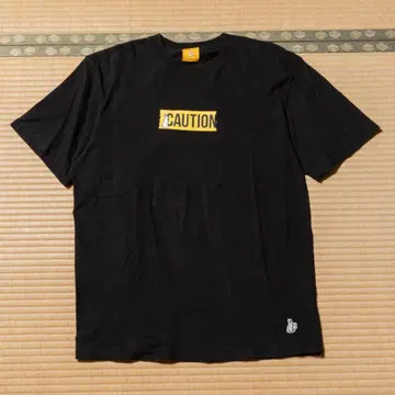 FR2 CAUTION 프린트 블랙 티셔츠