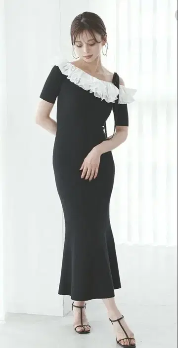 스나이델 아지메 플리츠 카라 니트 원피스