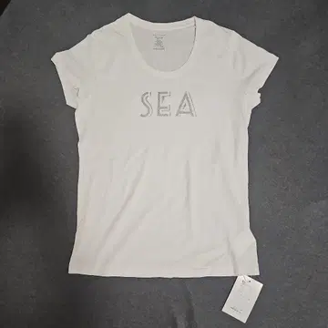 투모로우랜드 맥피 화이트 SEA 로고 티셔츠 반팔