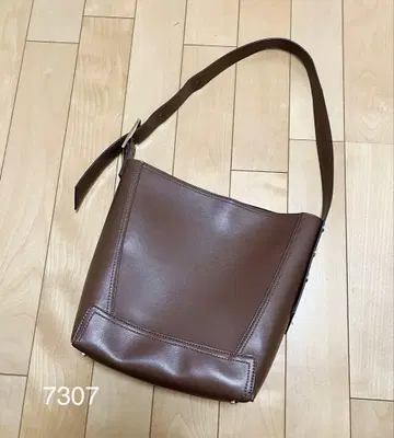 ZARA 자라 메탈릭 디테일 버킷 백