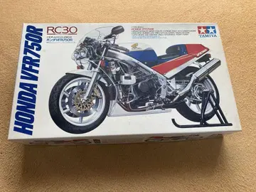 타미야 HONDA VFR750R(조립 전)