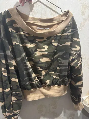 HTH 카모 패턴 오프숄더 후드티