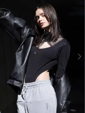 멜트 더 레이디 meltthelady 라운드 컷 바디 블랙
