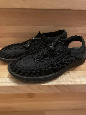 KEEN 블랙 스포츠 샌들 뜨개질 디자인