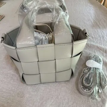그레이 베이지 합성 피혁 숄더백
