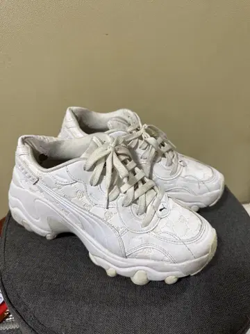 Puma 화이트 스니커즈 통굽