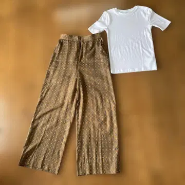 화이트 GAP 티셔츠 & 캘런솔로지 브라운 팬츠