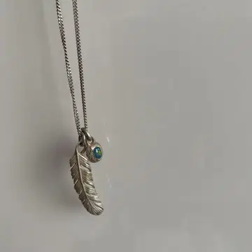 할림 페더 목걸이