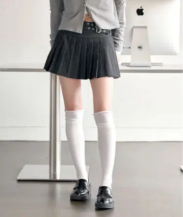 UNE ORIGINAL] 더블 벨트 로우 라이즈 허리 플리츠 미니 스커트