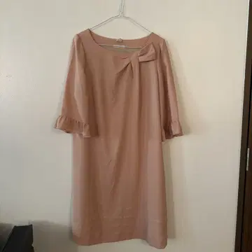 로즈 티아라 무릎 기장 원피스