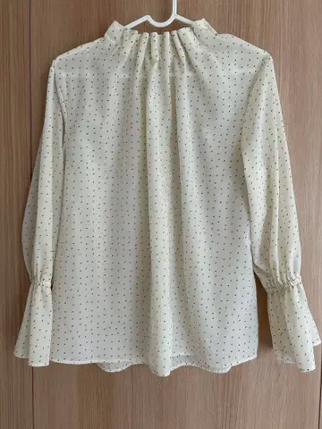 BABYLONE 크림색 도트 무늬 블라우스