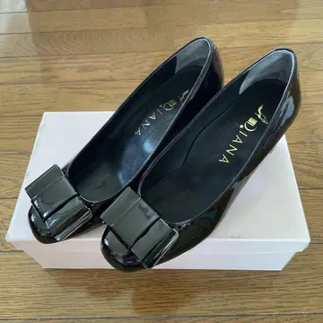 Diana 한 번만 신은 블랙 에나멜 리본 포함 펌프스
