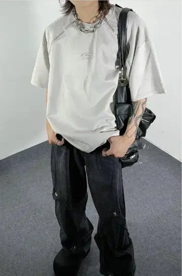 Dull one-point logo design shorts 티셔츠