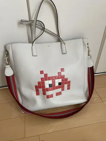 안야 힌드마치 인베이더 가죽 토트