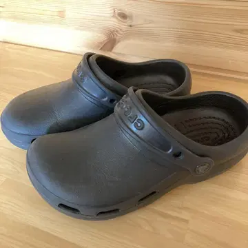 Crocs 블랙 크로그 샌들