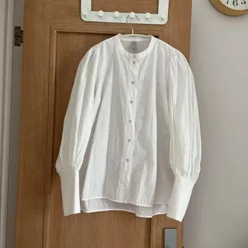 ANGELINA 화이트 볼륨 슬리브 셔츠