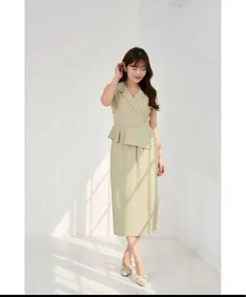 Herlipto Gramercy Wrap Midi Dress 베이지 S
