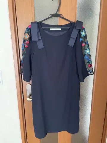 자수 장식 네이비 원피스