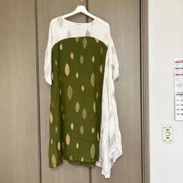올리브 그린 잎 무늬 오분 소매 튜닉