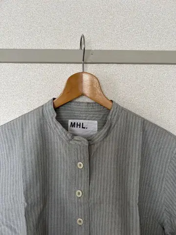 MHL. 마가렛 호웰 그레이 스트라이프 반팔 셔츠