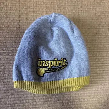 로고가 있는 니트 비니 블루와 노랑