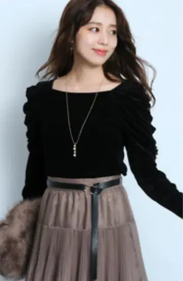 JUSGLITTY 오프숄더 벨로아 컷 블랙 S 사이즈