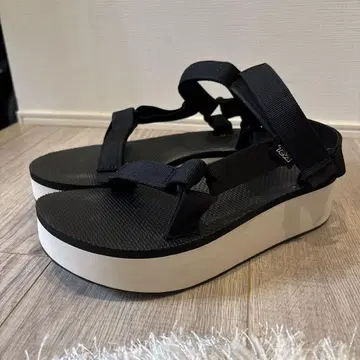 teva 블랙 플랫폼 샌들