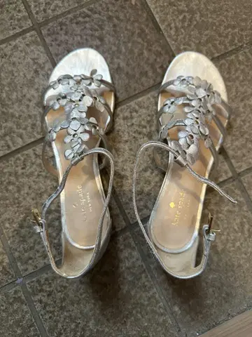 katespade 실버 꽃 모티브 샌들 25.5cm