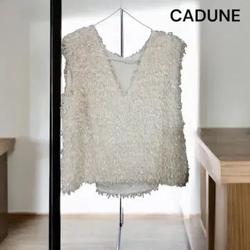 CADUNE 아이보리 V넥 슬리브리스