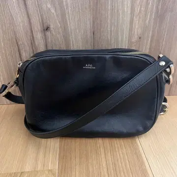 아페쎄 블랙 가죽 숄더백