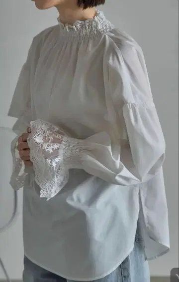 노스탤지어 레이스 쁘띠 하이넥 블라우스