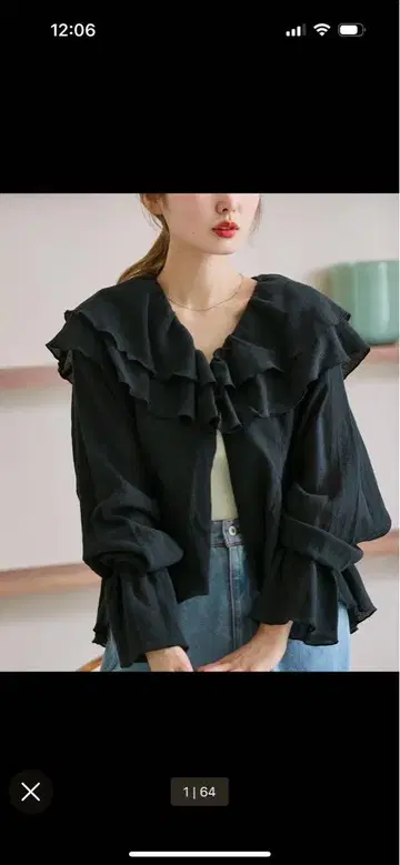 kasutane 프릴이 달린 블랙 블라우스