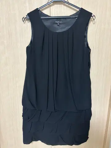 INDIVI 블랙 슬리브리스 드레스
