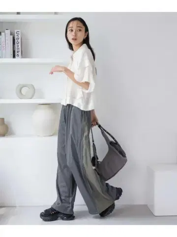 지나시스 사이드 지퍼 나일론 팬츠 시착만 한 상품