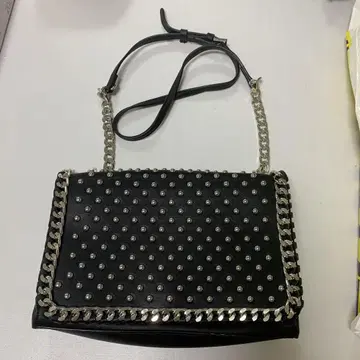 스터드 블랙 숄더백 . Zara.