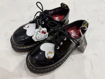 미사용 Dr. Martens 헬로키티 3홀 통굽 UK4