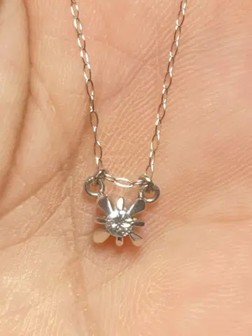 Pt 900과 다이아몬드 0.05ct 각인 목걸이입니다.
