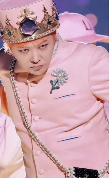 G dragon 댄서의 핑크 캡과 데이지 핀 배지 및 브로치