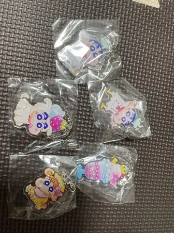 크레용 신짱 헬로키티 카페 콜라보 키링 키체인