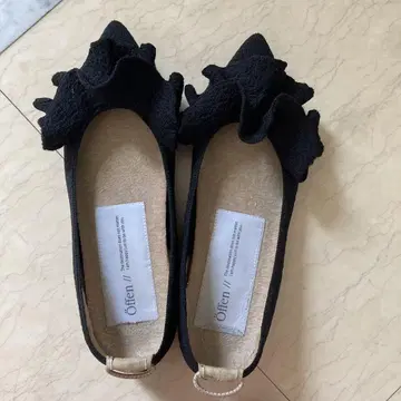 Offen 프릴이 달린 블랙 플랫 슈즈