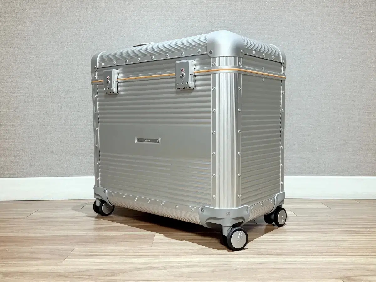 [Consignment] Rawrow Convertible Aluminum Carrier (61L/19 inch/Silver)