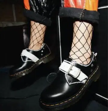 최종 Dr Martens CORE ALT ZAMBELLO STUD UK5
